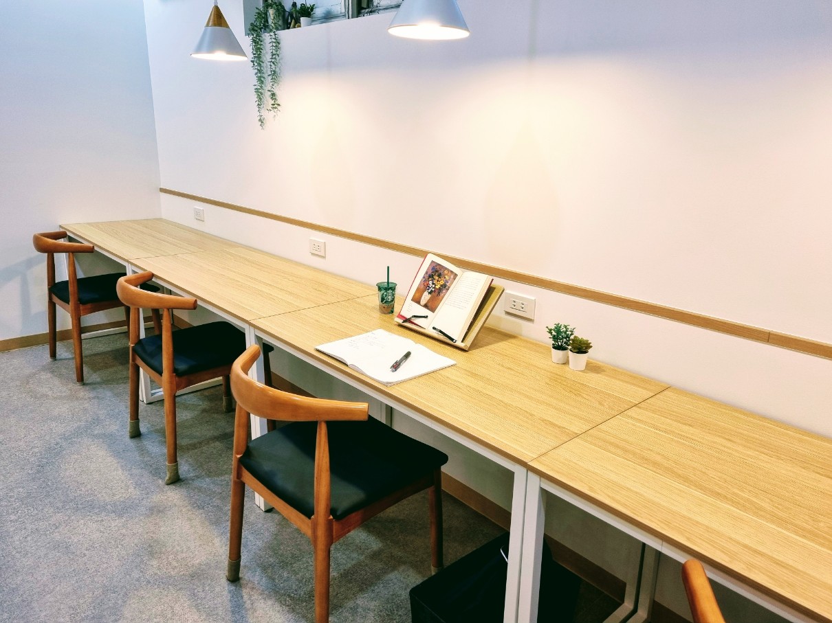 集中して勉強する姿